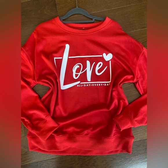 Source Unknown Tops - NWT red love all day everyday Vday sweatshirt size large